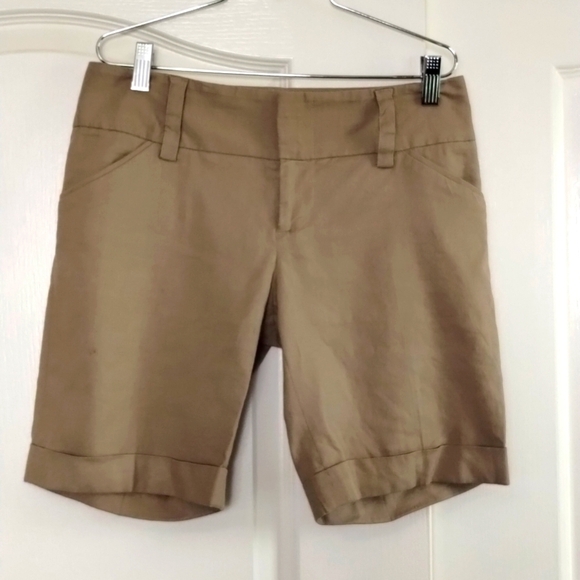Alice + Olivia Other - alice + olivia khaki cuffed bermuda shorts 8" inseam low to mid rise size 2